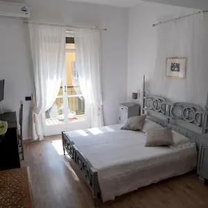 https://beautiful-floral-apartment-on-navigli.it-lombardy.com